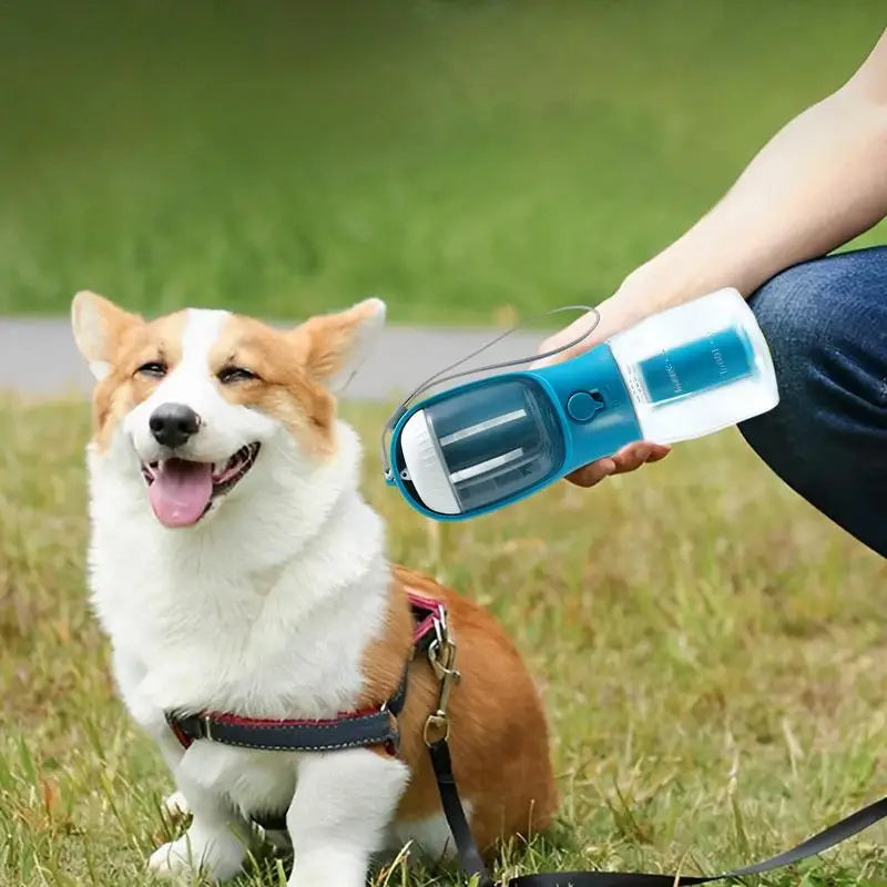 Tasse à Eau pour Chien, Distributeur de Nourriture et Sacs à Déjections Canines, Tasse Multifonctionnelle Portable Trois-en-un pour Animaux de Compagnie
